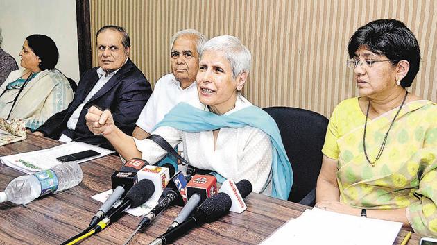 (From left to right) Anita Bennjer, Arun Firodia, Suresh Pingale, Anu Aga and Vandana Chavan at save Pune movement press conferance. (RAVINDRA JOSHI/HT PHOTO) (From left to right) Anita Bennjer, Arun Firodia, Suresh Pingale, Anu Aga and Vandana Chavan at save Pune movement press conferance. (RAVINDRA JOSHI/HT PHOTO)