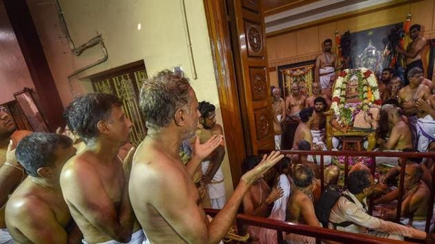 Devotees pay last respect to Shankaracharya Jayendra Saraswathi, the 69th pontiff of the Kanchi Mutt, in Kanchipuram. (PTI) Devotees pay last respect to Shankaracharya Jayendra Saraswathi, the 69th pontiff of the Kanchi Mutt, in Kanchipuram. (PTI)