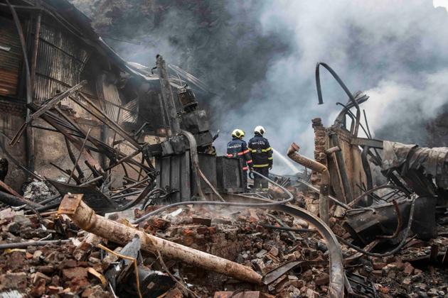 Eight fire engines and six jumbo water tankers are on the spot. (Satish Bate/HT Photo) Eight fire engines and six jumbo water tankers are on the spot. (Satish Bate/HT Photo)