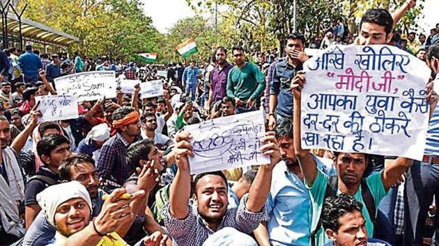 Hundreds of aspirants protest outside the CGO Complex demanding a CBI probe into the alleged ‘question paper leak’ and mass cheating in the CGL (tier-2) examination in New Delhi on March 3. (Mohd Zakir/HT Photo) Hundreds of aspirants protest outside the CGO Complex demanding a CBI probe into the alleged ‘question paper leak’ and mass cheating in the CGL (tier-2) examination in New Delhi on March 3. (Mohd Zakir/HT Photo)