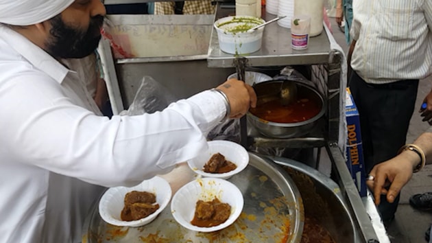 Sardarji’s meat shop – a good-sized cart -- is run by a young man called Lucky. The food business was started by his father, Sardar Attar Singh Sachdev, some 40 years ago. (HT Photo) Sardarji’s meat shop – a good-sized cart -- is run by a young man called Lucky. The food business was started by his father, Sardar Attar Singh Sachdev, some 40 years ago. (HT Photo)