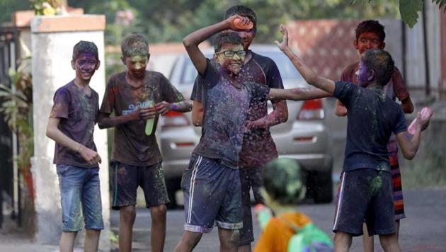 Children celebrate Holi with colour powder and water balloons at Sukhasagarnagar in Katraj on Friday. (Rahul Raut/HT photo) Children celebrate Holi with colour powder and water balloons at Sukhasagarnagar in Katraj on Friday. (Rahul Raut/HT photo)
