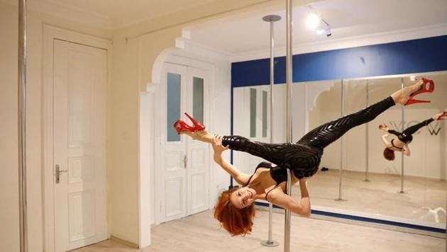 Pole dance trainer Ozge Uraz Kum perfoms in a pole dance class in Istanbul, Turkey. (Retuers) Pole dance trainer Ozge Uraz Kum perfoms in a pole dance class in Istanbul, Turkey. (Retuers)