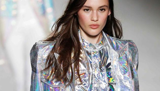 A model presents a creation for Balmain during the 2018/2019 fall/winter collection fashion show on March 2, 2018, in Paris. (AFP PHOTO / FRANCOIS GUILLOT) A model presents a creation for Balmain during the 2018/2019 fall/winter collection fashion show on March 2, 2018, in Paris. (AFP PHOTO / FRANCOIS GUILLOT)