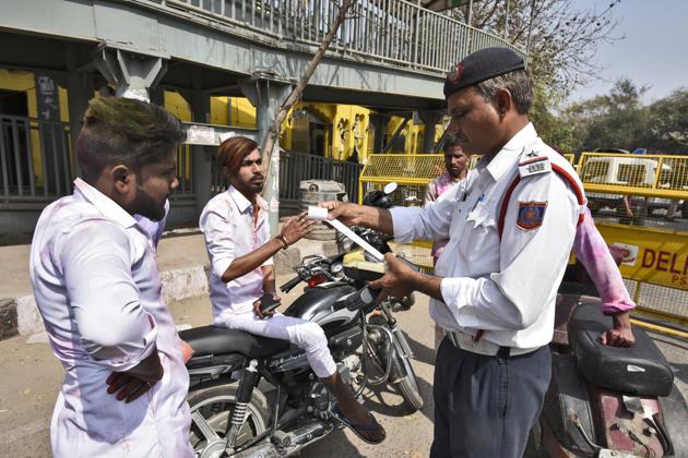 A police team stops the traffic violators for penalty during Holi celebrations near Nehru Place (Burhaan Kinu/HT PHOTO) A police team stops the traffic violators for penalty during Holi celebrations near Nehru Place (Burhaan Kinu/HT PHOTO)
