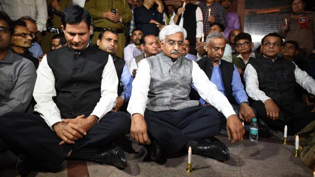 Chief secretary Anshu Prakash (centre) along with other senior government officials during a protest outside Rajghat in New Delhi on Wednesday. (Sanchit Khanna/HT PHOTO) Chief secretary Anshu Prakash (centre) along with other senior government officials during a protest outside Rajghat in New Delhi on Wednesday. (Sanchit Khanna/HT PHOTO)