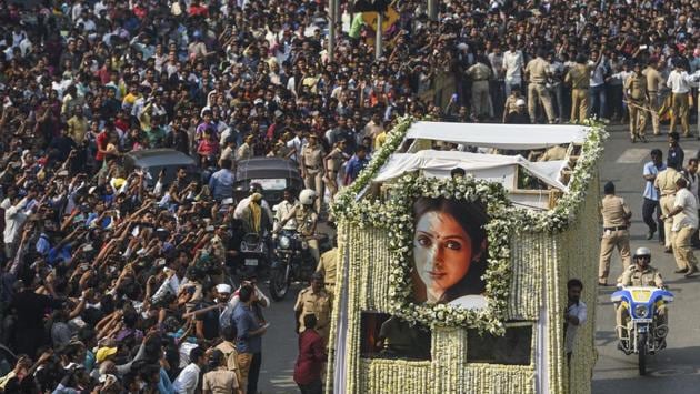 Fans watch as the funeral cortege of the late Bollywood actor Sridevi Kapoor passes through at Vile Parle in Mumbai on Wednesday. (Satish Bate / HT Photo) Fans watch as the funeral cortege of the late Bollywood actor Sridevi Kapoor passes through at Vile Parle in Mumbai on Wednesday. (Satish Bate / HT Photo)