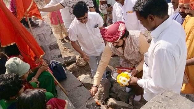 Rohitraje Ghorpade Sarkar (second from right) performs durg puja at Narayangad fort in Junnar. (HT Photo) Rohitraje Ghorpade Sarkar (second from right) performs durg puja at Narayangad fort in Junnar. (HT Photo)