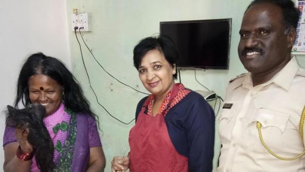 Nandini Jadhav and PSI Shivaji Bhosale convinced Shanta Bhise (left) to cut their dreadlocks. (HT Photo) Nandini Jadhav and PSI Shivaji Bhosale convinced Shanta Bhise (left) to cut their dreadlocks. (HT Photo)