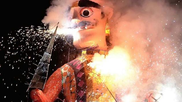 Hiranyakashyap’s effigy in flames at the fair. (AH Zaidi/HT) Hiranyakashyap’s effigy in flames at the fair. (AH Zaidi/HT)