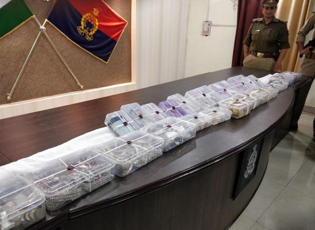 The recovered jewellery and cash.(HT)