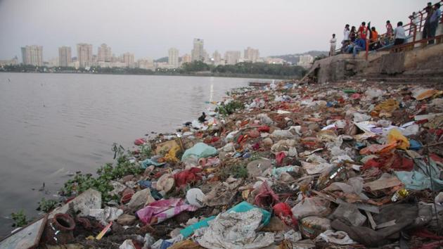 The Mumbai municipal corporation has claimed that thanks to waste segregation rules, the amount of trash that the city sends to its three landfills has reduced by 2,300 metric tonnes per day.(HT FILE)