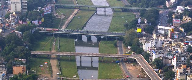 Current state of bridges and construction across Mula-Mutha(HT FILE PHOTO) Current state of bridges and construction across Mula-Mutha(HT FILE PHOTO)