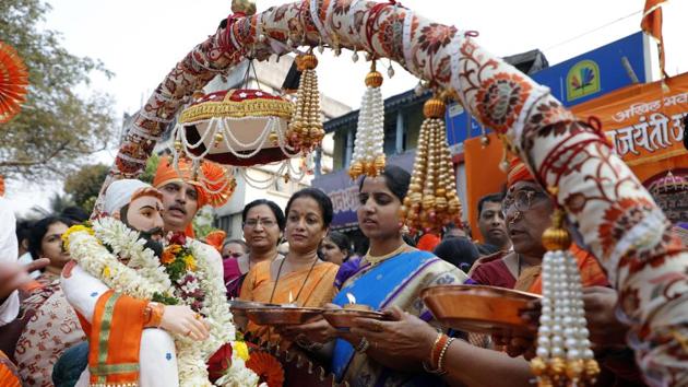 Women dressed in traditional Maratha attire offer prayers to Chhatrapati Shivaji Maharaj on the occasion of Shiv Jayanthi, celebrated according to the Marathi calendar, at Nana peth on Sunday. (rahul raut/ht photo) 