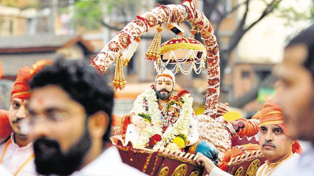 A palanquin carrying a statue of the Maratha king as a part of the Shiv Jayanthi celebrations at Nana peth on Sunday. (rahul raut/ht photo) 