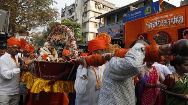 A palanquin carrying a statue of Chhatrapati Shivaji Maharaj on the occasion of Shiv Jayanthi, celebrated according to the Marathi calendar, at Nana peth on Sunday.  (rahul raut/ht photo) 