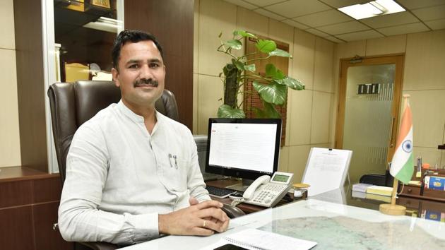 Yashpal Yadav took charge as the MCG commissioner at the Sector 34 office on Monday (Sanjeev Verma/HT PHOTO) Yashpal Yadav took charge as the MCG commissioner at the Sector 34 office on Monday (Sanjeev Verma/HT PHOTO)