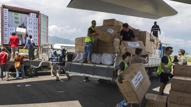 Air force personnel along with Australian High Commission officials and Papua New Guinean locals unloading humanitarian aid from trucks onto an RAAF C-130J aircraft in Lae, bound for earthquake-affected areas in the Papua New Guinea highlands. (AFP Photo) Air force personnel along with Australian High Commission officials and Papua New Guinean locals unloading humanitarian aid from trucks onto an RAAF C-130J aircraft in Lae, bound for earthquake-affected areas in the Papua New Guinea highlands. (AFP Photo)