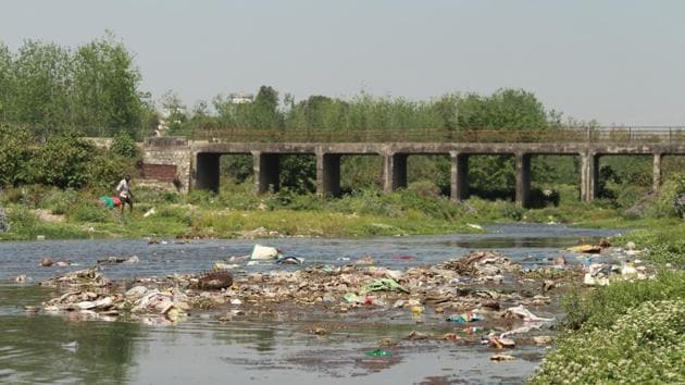 Uttarakhand Human Rights Commission had sent notices to the Dehradun municipal corporation and water supply department asking the government agencies to help in conserving the rivers.(HT PHOTO)