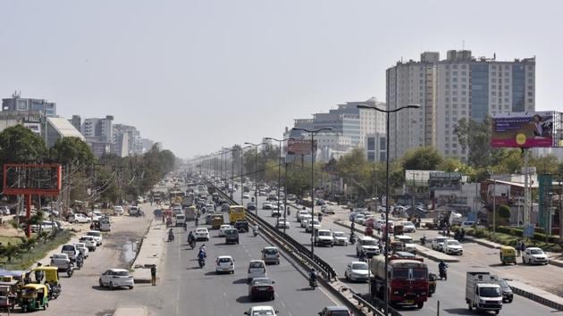 Construction of the 5km elevated road is tipped to reduce congestion on Sohna road.(Sanjeev Verma/HT PHOTO)