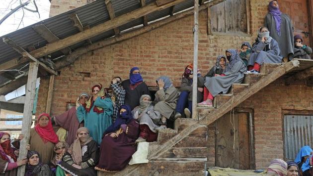 Relatives and neighbours watch the funeral procession of Suhail Ahmad Wagay who was killed on Sunday night.(Waseem Andrabi/HT)