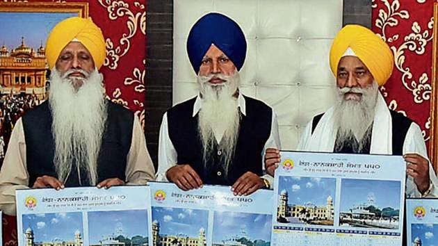 Akal Takht jathedar Giani Gurbachan Singh (right) and SGPC members releasing the Nanakshahi calendar 2018-19 in Amritsar on Monday. (HT Photo) Akal Takht jathedar Giani Gurbachan Singh (right) and SGPC members releasing the Nanakshahi calendar 2018-19 in Amritsar on Monday. (HT Photo)