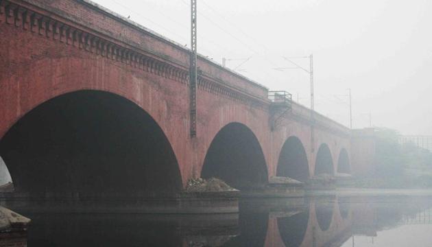 Composed of a series of six 70-feet-wide arches, the red-brick railway bridge looks like a Roman aqueduct. (Mayank Austen Soofi / HT Photo) Composed of a series of six 70-feet-wide arches, the red-brick railway bridge looks like a Roman aqueduct. (Mayank Austen Soofi / HT Photo)