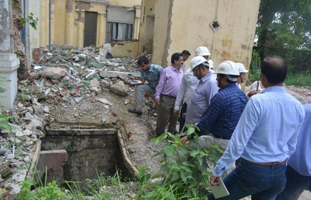 Excavation in progress at Chhatar Manzil in Lucknow.(HT)