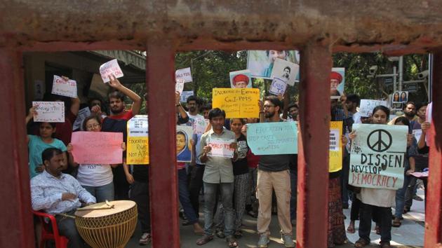 TISS students protest in front of the institute’s main gate in Mumbai on Monday. (PRAFUL GANGURDE/HT) TISS students protest in front of the institute’s main gate in Mumbai on Monday. (PRAFUL GANGURDE/HT)