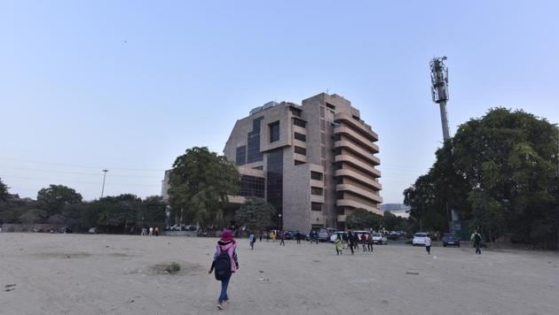HSIIDC auctioned 11 acres of prime land in Udyog Vihar to DLF for ₹1,496 crore on February 27. (Sanjeev Verma/HT PHOTO) HSIIDC auctioned 11 acres of prime land in Udyog Vihar to DLF for ₹1,496 crore on February 27. (Sanjeev Verma/HT PHOTO)