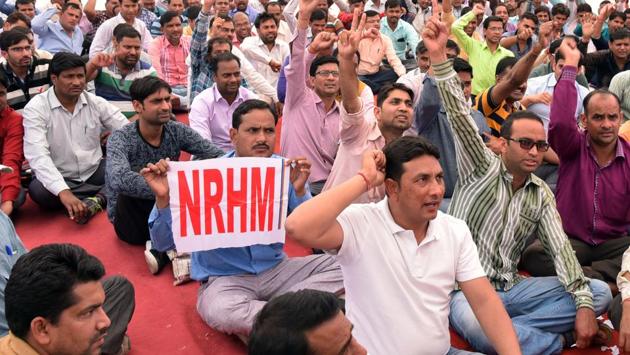 NRHM employees protest outside the state assembly in Jaipur on Tuesday. (Prabhakar Sharma/HT) NRHM employees protest outside the state assembly in Jaipur on Tuesday. (Prabhakar Sharma/HT)