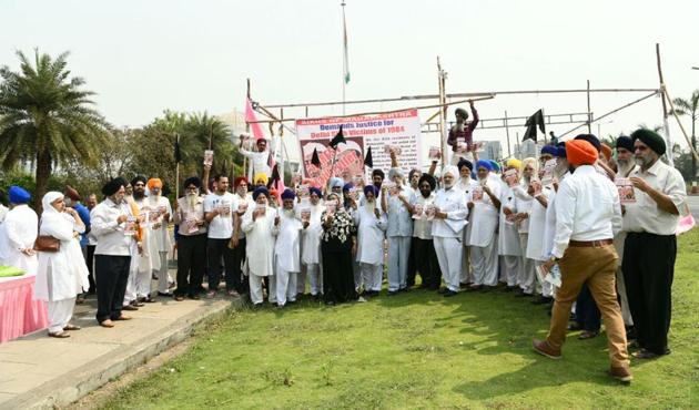 Protesters hold placards, demanding justice for 1984 anti-Sikh riots, outside NMMC headquarters on Wednesday. (Bachchan Kumar/HT) Protesters hold placards, demanding justice for 1984 anti-Sikh riots, outside NMMC headquarters on Wednesday. (Bachchan Kumar/HT)