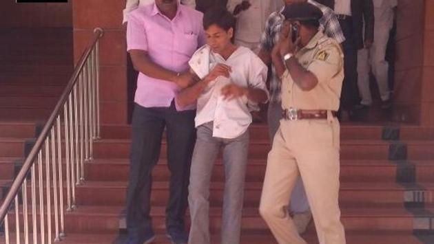 Accused Tejas Sharma (C) being taken out of the Karnataka lokayukta’s office in Bengaluru on Wednesday. Karnataka lokayukta Vishwanath Shetty was injured when a complainant stabbed him in his Bengaluru office on Wednesday, police said. Shetty was out of danger and the accused had been arrested, Karnataka home minister Ramalinga Reddy said. (ANI) Accused Tejas Sharma (C) being taken out of the Karnataka lokayukta’s office in Bengaluru on Wednesday. Karnataka lokayukta Vishwanath Shetty was injured when a complainant stabbed him in his Bengaluru office on Wednesday, police said. Shetty was out of danger and the accused had been arrested, Karnataka home minister Ramalinga Reddy said. (ANI)