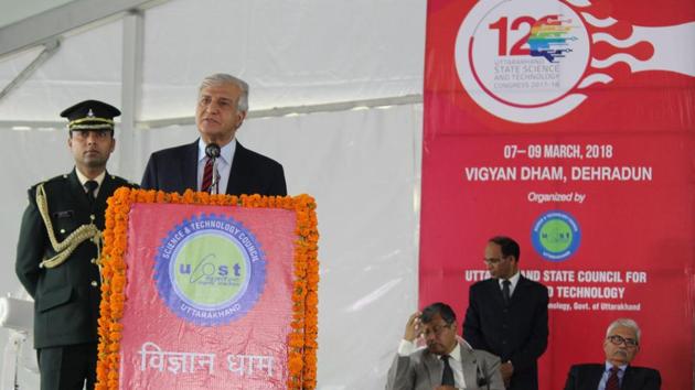 Governor KK Paul addresses inaugural session of 12th Uttarakhand Science Congress in Dehradun on Tuesday.(HT Photo)