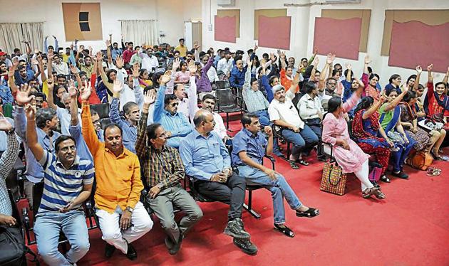 Parents voice their concern at a meeting at Sinhgad Institute, Vadgaon Campus in Pune.(HT PHOTO)