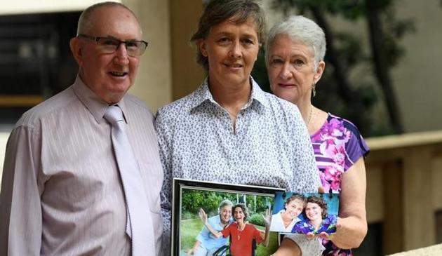 Jill Kindt holds a photo of her with her late wife Jo Grant, joined by Jo's mother Sandra Kelly and her husband Paul at Parliament House in Brisbane on Wednesday.(Reuters) Jill Kindt holds a photo of her with her late wife Jo Grant, joined by Jo's mother Sandra Kelly and her husband Paul at Parliament House in Brisbane on Wednesday.(Reuters)