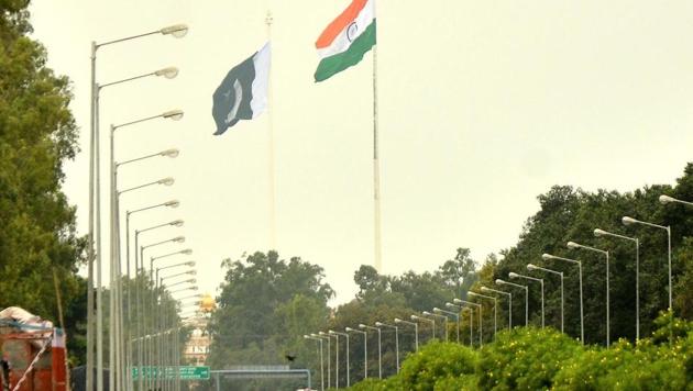 India and Pakistan flags flutter on both sides of the India-Pakistan border at Wagha, near Amritsar.(Sameer Sehgal/HT File Photo)