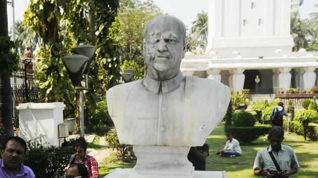 The vandalised bust of BJP ideologue SP Mookerjee in Kolkata. (HT Photo) The vandalised bust of BJP ideologue SP Mookerjee in Kolkata. (HT Photo)