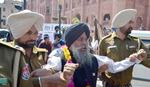Punjab Police detain workers of All India Trinamool Congress and activists of NGOs who were protesting against imposition of GST at Fountain Chowk along the Heritage Street near Golden Temple, on Wednesday. (Sameer Sehgal/HT) Punjab Police detain workers of All India Trinamool Congress and activists of NGOs who were protesting against imposition of GST at Fountain Chowk along the Heritage Street near Golden Temple, on Wednesday. (Sameer Sehgal/HT)