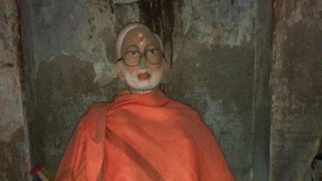 Modi’s statue with a damaged nose. (HT Photo) Modi’s statue with a damaged nose. (HT Photo)