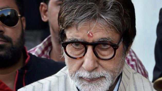 Bollywood actor Amitabh Bachchan being greeted by public as he arrives for Thugs of Hindostan shooting in Jodhpur. (PTI) Bollywood actor Amitabh Bachchan being greeted by public as he arrives for Thugs of Hindostan shooting in Jodhpur. (PTI)