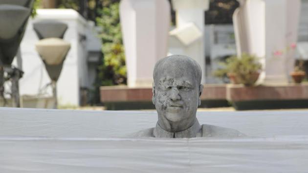 The vandalised statue of Bharatiya Jana Sangh founder Syama Prasad Mookerjee. (Samir Jana/ HT Photo) The vandalised statue of Bharatiya Jana Sangh founder Syama Prasad Mookerjee. (Samir Jana/ HT Photo)