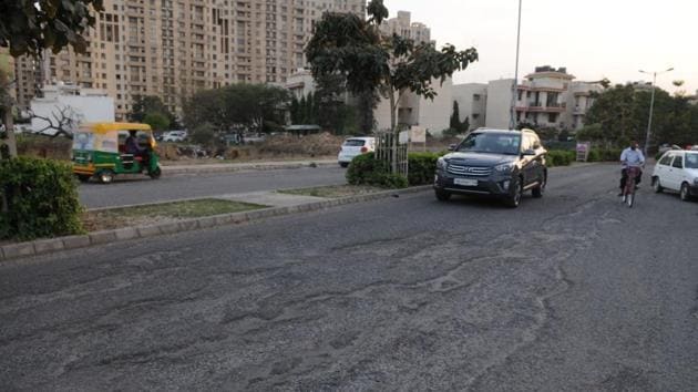 The residents updated the MCG commissioner of the dismal state of roads, sewers, drains, and water supply, among other problems they face since the developer has failed to maintain the civic amenities. (Parveen Kumar/HT Photo) The residents updated the MCG commissioner of the dismal state of roads, sewers, drains, and water supply, among other problems they face since the developer has failed to maintain the civic amenities. (Parveen Kumar/HT Photo)