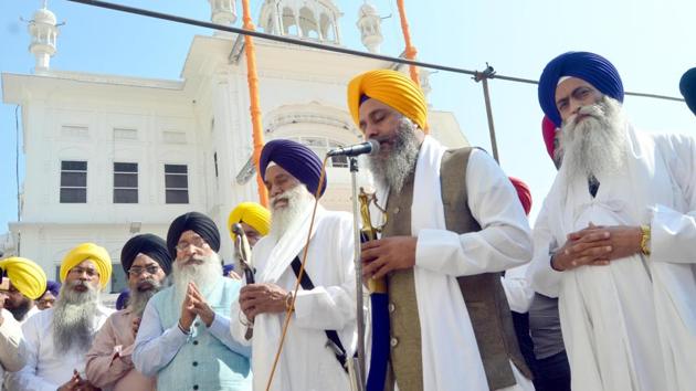 Akal Takht jathedar Giani Gurbachan Singh performing ardas at Golden Temple in Amritsar on Thursday.(HT Photo)