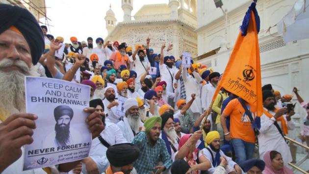 Sikh radical activists shouting pro-Khalistan slogans on the anniversary of Operation Bluestar at Akal Takht Sahib, Golden Temple, Amritsar, on June 6, 2016.(HT File)