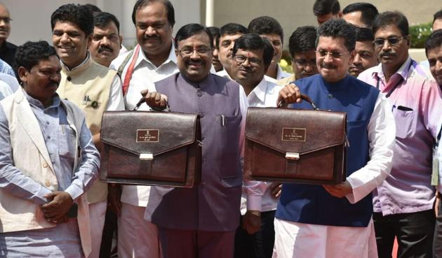(LtoR) State finance minister Sudhir Mungantiwar and minister for state for finance Deepak Kesarkar arrive at Vidhan Bhavan, Mumbai, on Friday afternoon to present the state budget. (Anshuman Poyrekar/HT Photo) (LtoR) State finance minister Sudhir Mungantiwar and minister for state for finance Deepak Kesarkar arrive at Vidhan Bhavan, Mumbai, on Friday afternoon to present the state budget. (Anshuman Poyrekar/HT Photo)