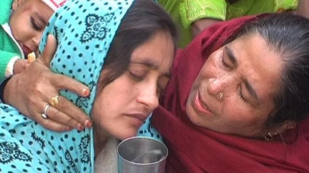 Mehwish, mourning the loss of her husband Abdul Hakim, who was shot by five men in Bulandshahr on November 22, 2012 in the name of honour killing.(HT Photo)