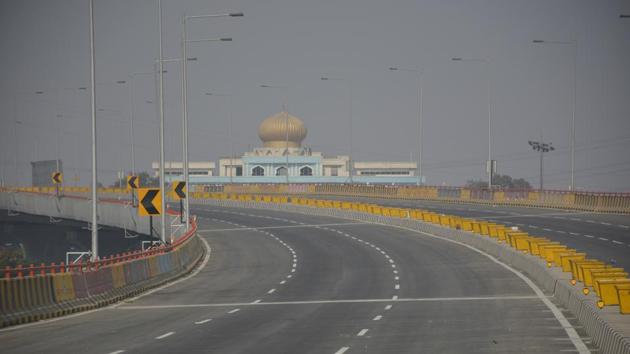 The state environment impact assessment authority granted much-awaited environment clearance to the 10.3km Hindon elevated road in Ghaziabad.(Sakib Ali /HT Photo)