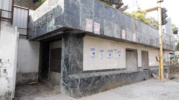 The subway at Jungli Maharaj road in Pune wears a deserted look with shutters down. (RAHUL RAUT/HT PHOTO) The subway at Jungli Maharaj road in Pune wears a deserted look with shutters down. (RAHUL RAUT/HT PHOTO)