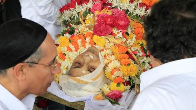 The mortal remains of late actor Nargis Rabadi (Shammi aunty) during her funeral in Mumbai.(IANS)